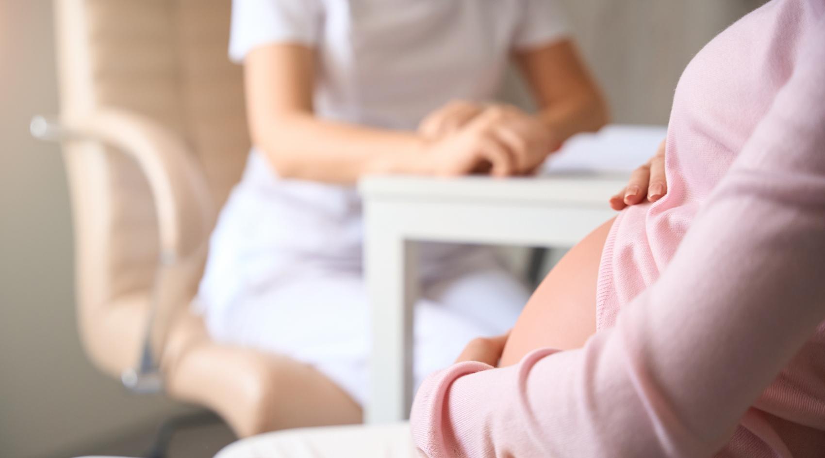 Quando é que a barriga dura na gravidez é motivo de preocupação?